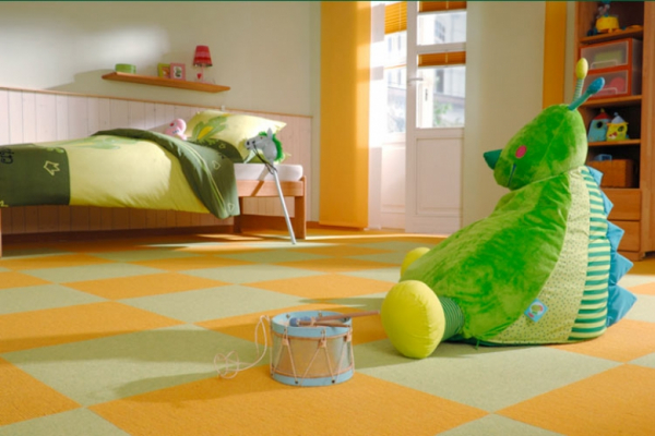 Kinderzimmer mit gelben Tretford Fliesen